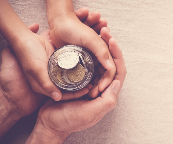 prevenir_couts_caches mains jointes enfant et adulte monnaie euros
