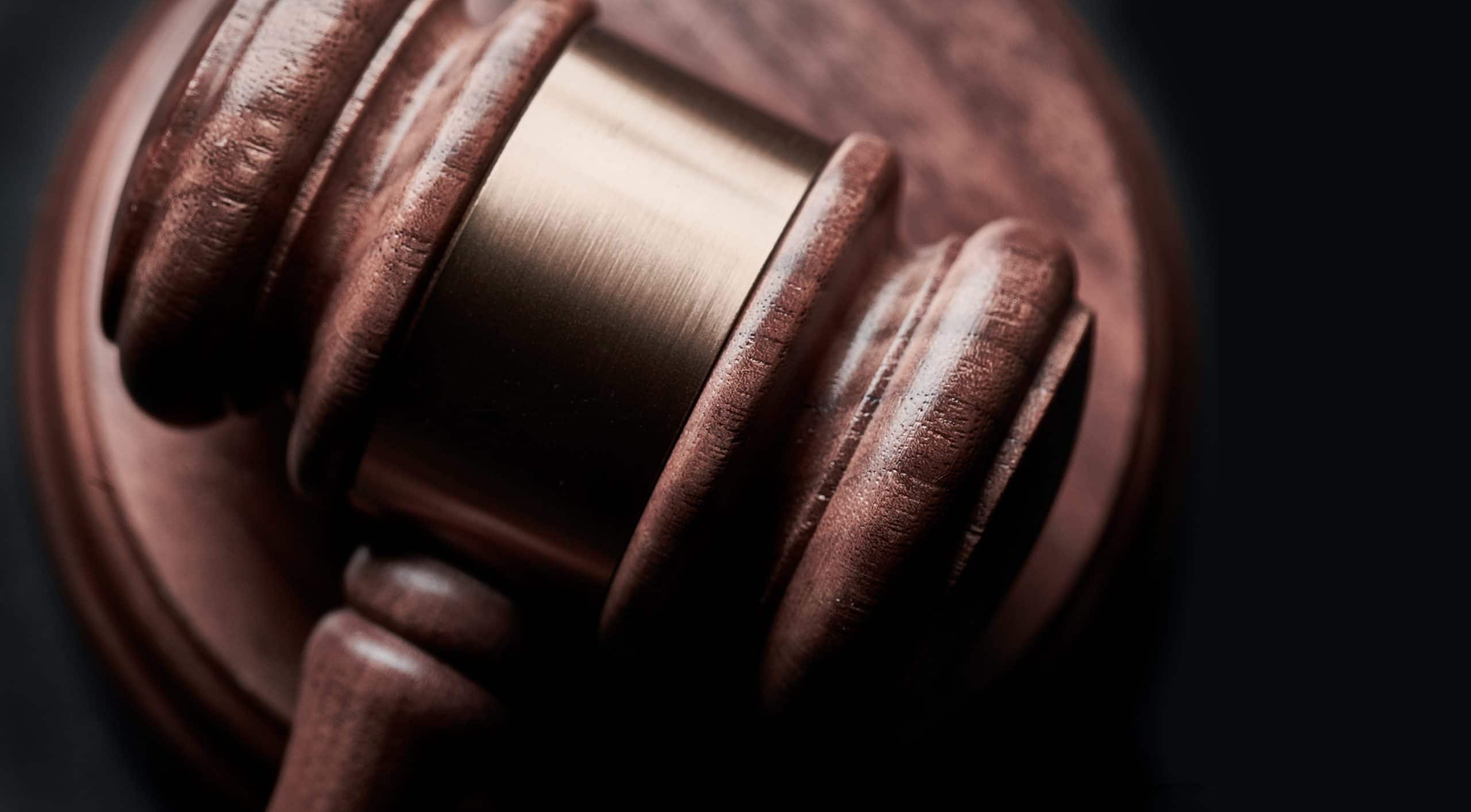 marteau en bois symbole de la justice